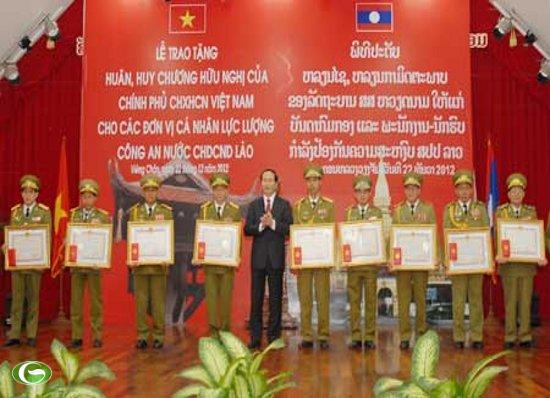 ຫວຽດນາມ ມອບຫຼຽນໄຊ, ຫຼຽນກາໃຫ້ແກ່ບັນດາພະນັກງານກະຊວງປ້ອງກັນຄວາມສະຫງົບລາວ